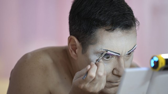 L’art de la drag queen avec La Dorris: célébrer l’acceptation de soi
