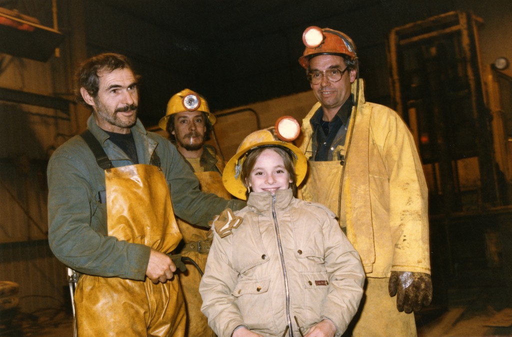 Guillaume Lemay-Thivierge visite une mine lors de son passage au FCIAT en 1985 pour la présentation du film Le Matou. Crédit photo : BAnQ Rouyn-Noranda