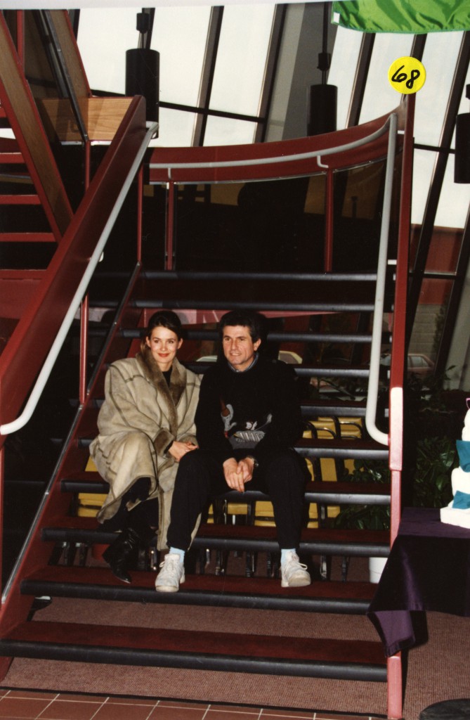 1987 : le réalisateur français Claude Lelouch et l’actrice Marie-Sophie L. sont au Théâtre du cuivre à Rouyn-Noranda pour la présentation du film Attention bandits! Crédit photo : BAnQ Rouyn-Noranda