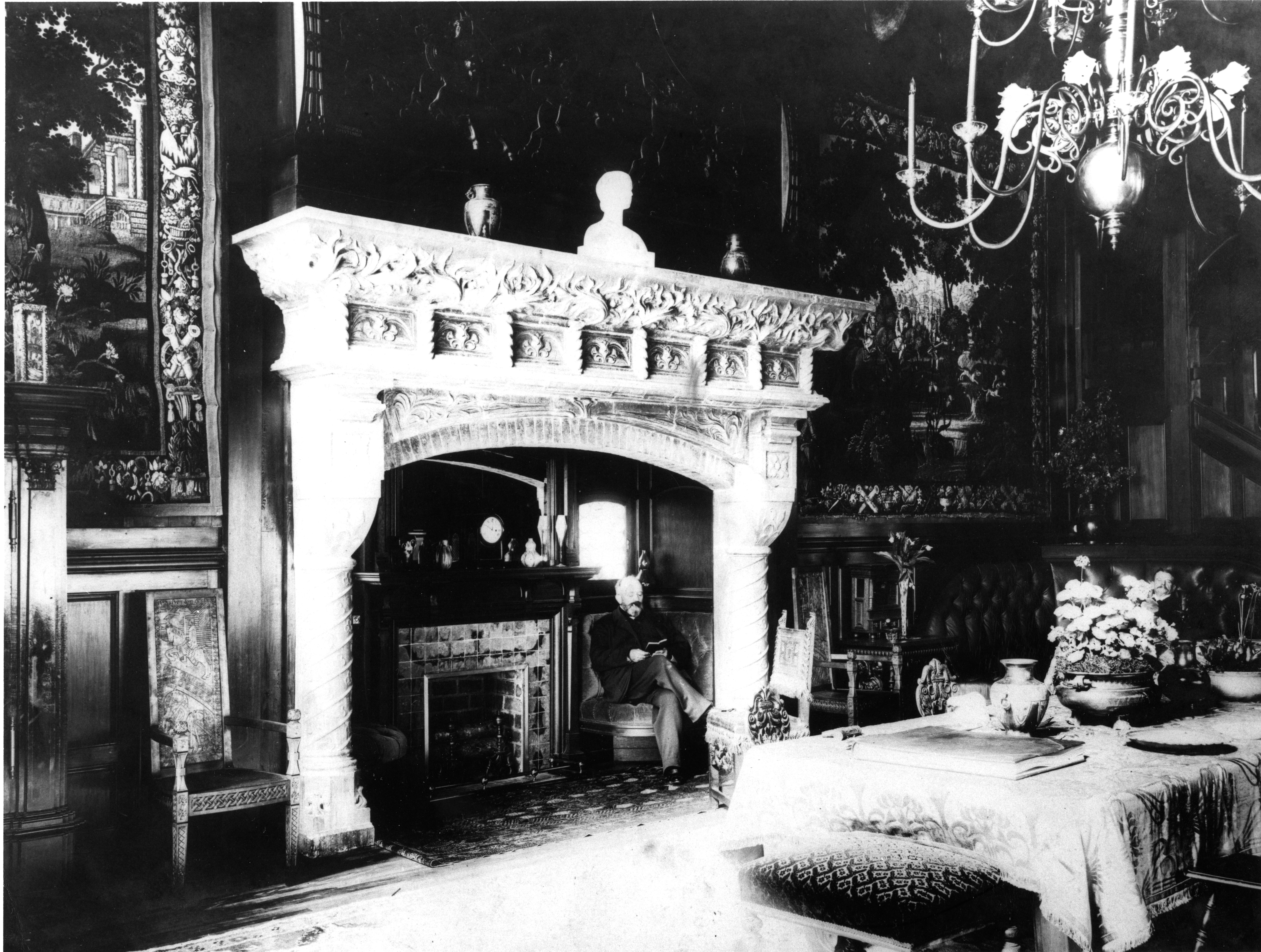 [Henri Menier sous la cheminée du grand Hall de sa villa anticostienne, 1911]