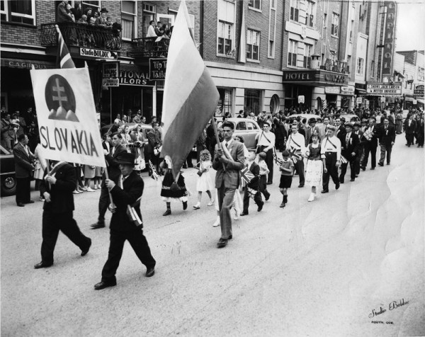 Défilé sur la rue Principale en 1951 pour les célébrations du 25e anniversaire de fondation de Rouyn. Plusieurs groupes d’immigrants y participent. BAnQ Rouyn-Noranda
