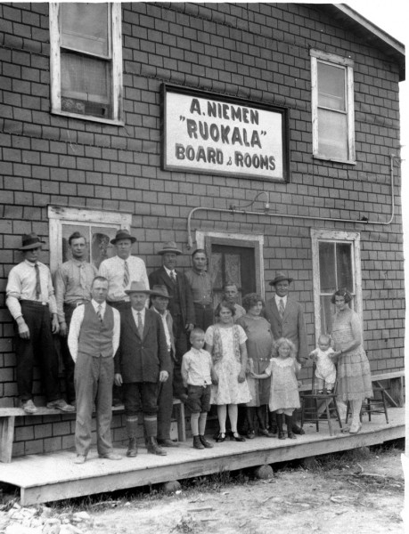 Maison de chambres Ruokala à Rouyn, propriété d’un immigrant finlandais, A. Niemen, dans les années 1930. Plusieurs groupes ethniques se côtoient à Rouyn et à Noranda : les Finlandais, les Polonais, les Ukrainiens, les Italiens, les Russes, les Croates, les Slovènes et les Serbes. BAnQ Rouyn-Noranda