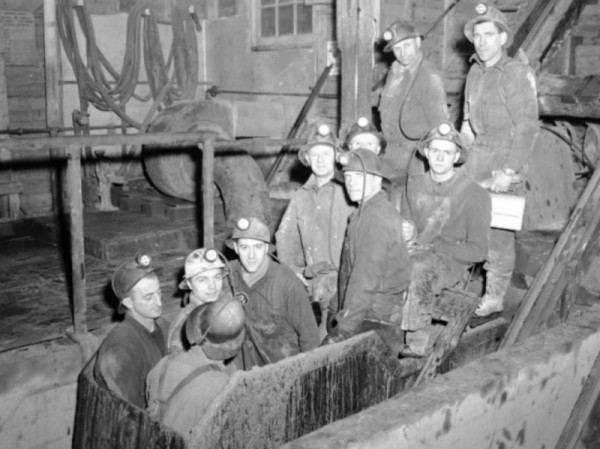 Mineurs de la mine Elder d’Évain se préparant à descendre sous terre, années 1940.